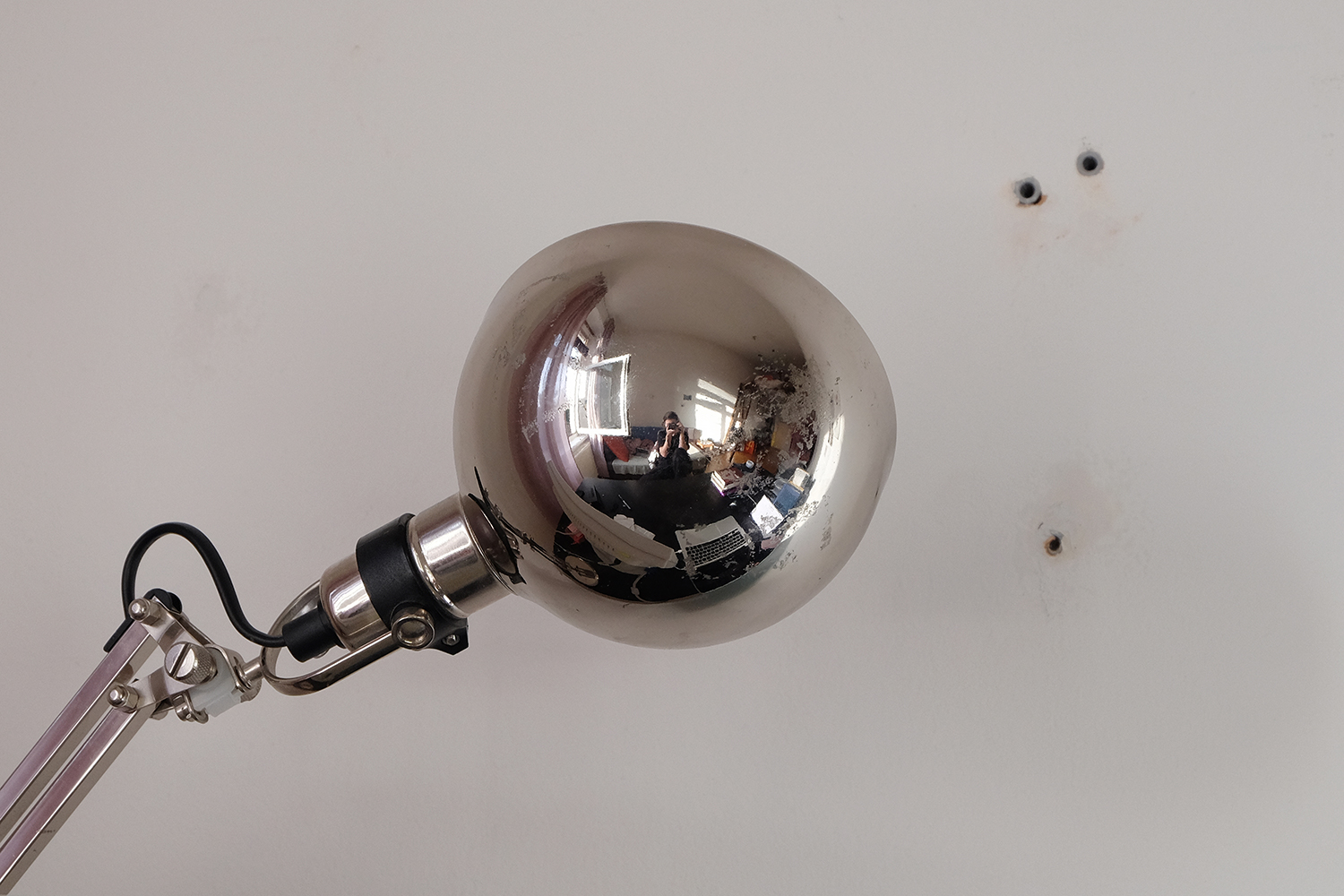 Mi habitación en el reflejo de una lampara, Marzo 2020